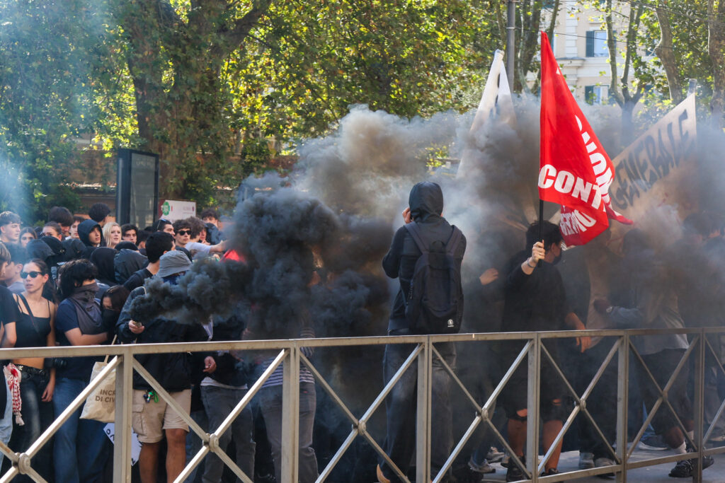Italia se pregÄteÈte pentru o nouÄ rundÄ de proteste sÃ¢mbÄtÄ. Mii de poliÈiÈti, pe strÄzi
