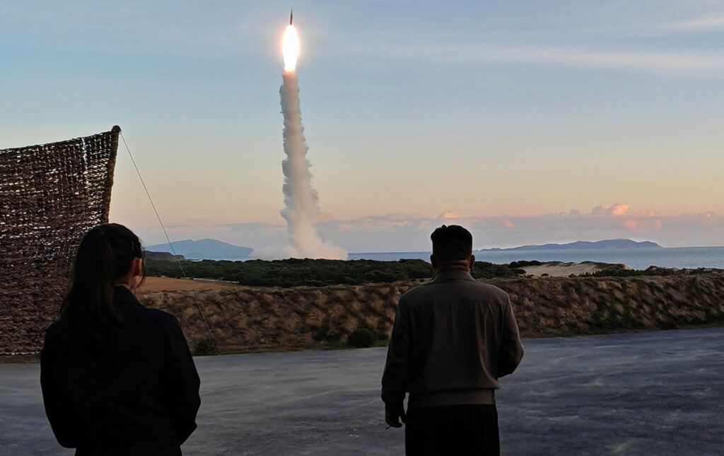 Kim Jong Un Ã®Èi doreÈte âsuperioritate absolutÄâ Ã®n rÄzboiul cu drone. Liderul de la Phenian a observat teste pentru arme