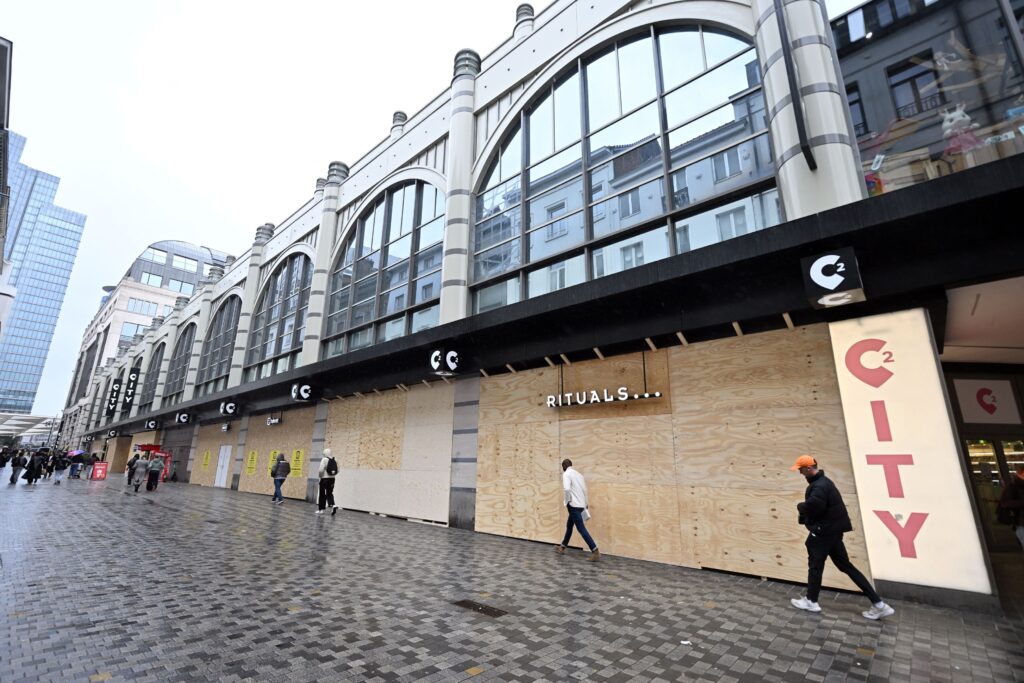 Magazinele din Bruxelles, baricadate de teama unor noi jafuri. Brandurile de lux Èi-au acoperit vitrinele