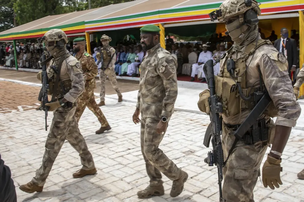 Militari ruÈi Èi malieni, acuzaÈi cÄ tortureazÄ civili Ã®n Mali. DeÈinuÈii, electrocutaÈi Èi Ã®necaÈi
