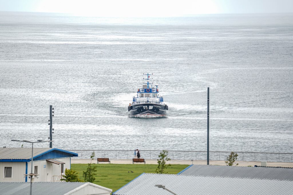 NavÄ lovitÄ de drone Ã®n Marea NeagrÄ, la 13 mile de ConstanÈa. Salvatorii, trimiÈi dupÄ marinari