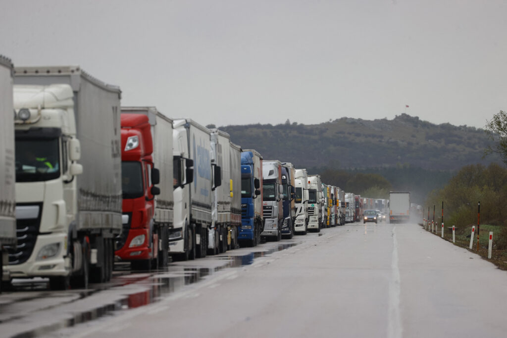Noi informaÈii pentru Èoferii de TIR-uri care tranziteazÄ o ÈarÄ vecinÄ României. Ce restricÈii se aplicÄ Ã®n perioada 23-25 octombrie