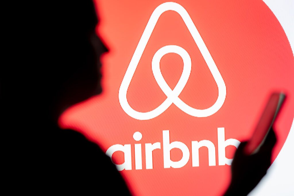 Platforma de Ã®nchirieri Airbnb schimbÄ regulile Ã®n favoarea turiÈtilor
