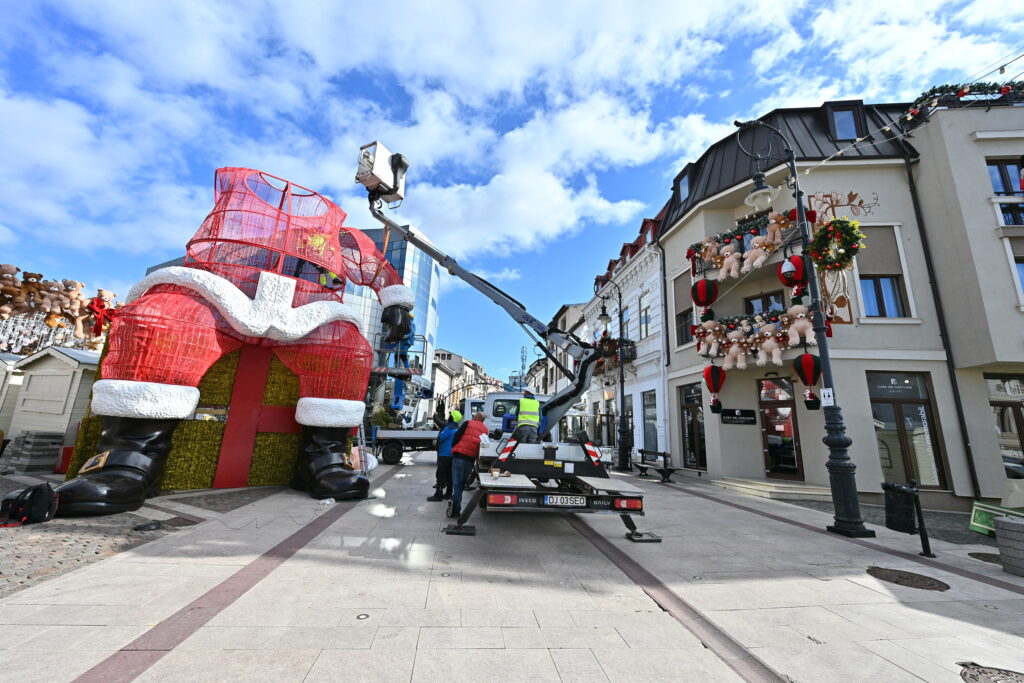 Primele imagini cu TÃ¢rgul de CrÄciun de la Craiova. OraÈul se transformÄ Ã®n âTÄrÃ¢mul elfilorâ, tema din acest an. CÃ¢nd se deschide