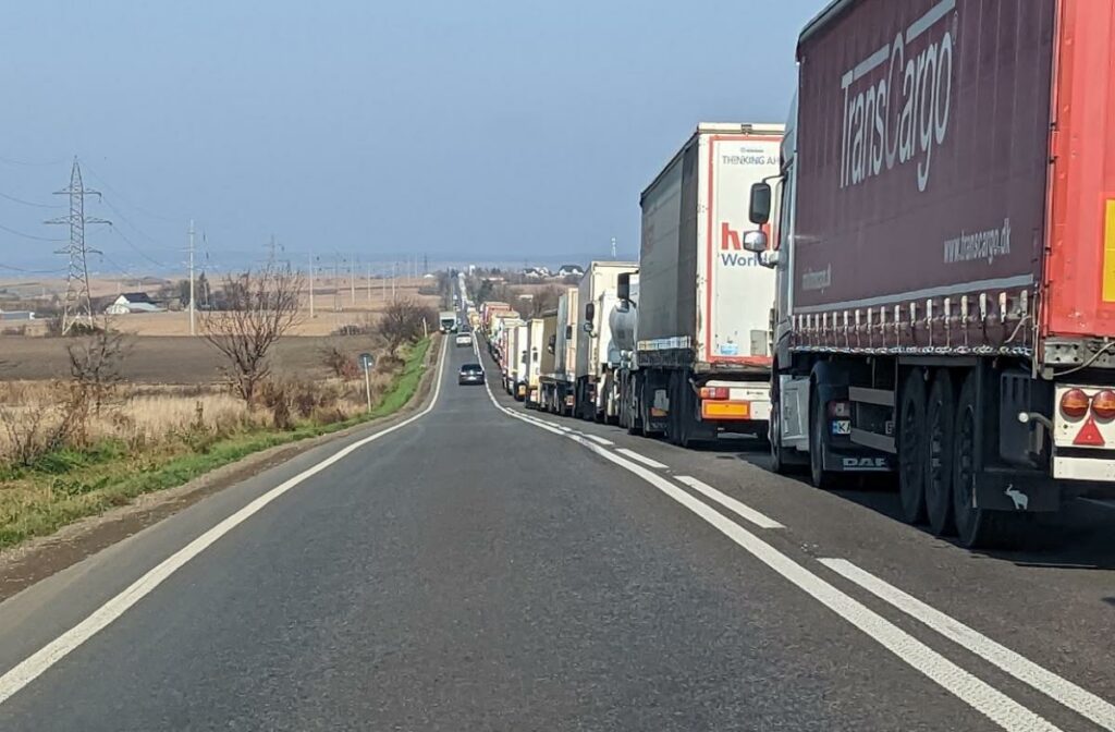 Protest al transportatorilor turci la graniÈa cu Bulgaria. Avertisment MAE pentru Èoferii romÃ¢ni