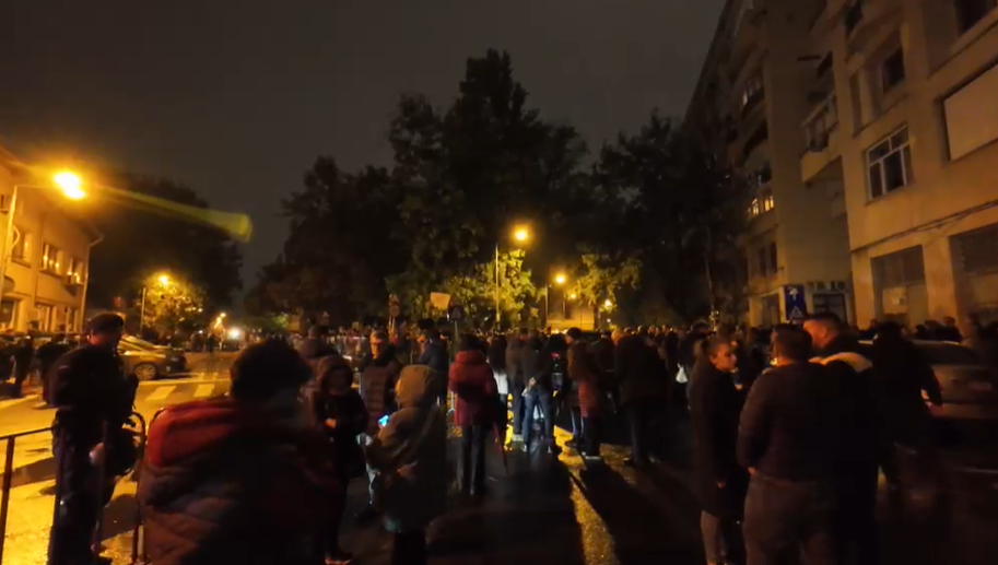 SusÈinÄtorii lui Georgescu s-au adunat la Arestul Central dupÄ prelungirea arestului preventiv