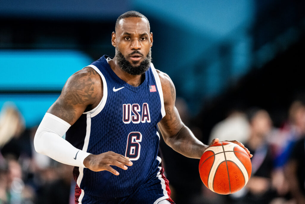 Trump îl ceartÄ pe LeBron, cel mai bun baschetbalist american: âO ruÈine totalÄâ
