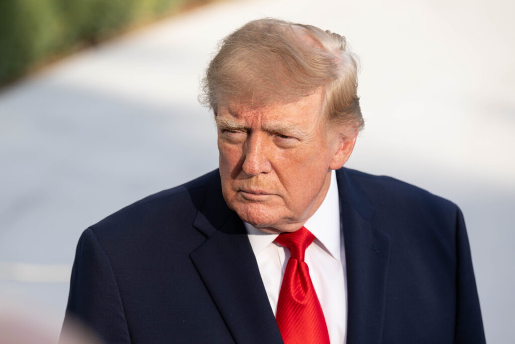 Trump ameninÈÄ Politico cu mÄsuri legale dacÄ nu retrage articolele despre Èefa Casei Albe Ã®n 48 de ore