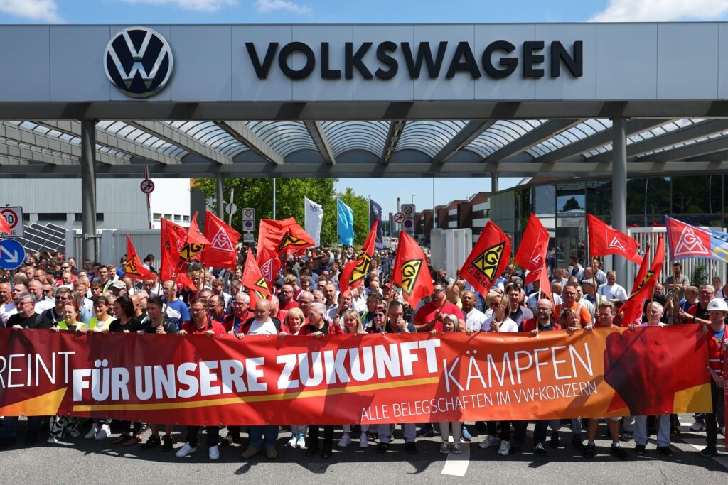 Volkswagen se prÄbuÈeÈte financiar: pierderi de 5,82 miliarde de euro într-un trimestru. Ce urmeazÄ pentru angajaÈi