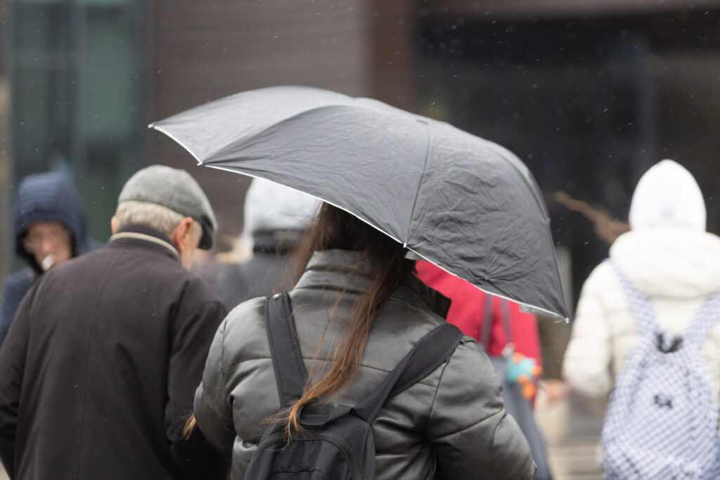 Vremea se schimbÄ Ã®n BucureÈti Ã®n weekend. Meteorologii anunÈÄ ploi Èi temperaturi de cel mult 12 grade